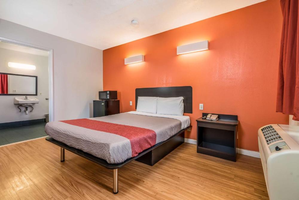 King Room - Non-Smoking interior