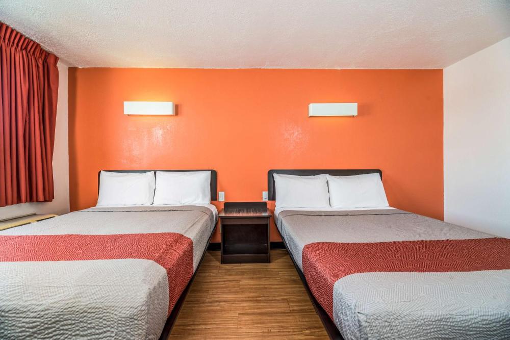 Queen Room with Two Queen Beds - Non-Smoking interior